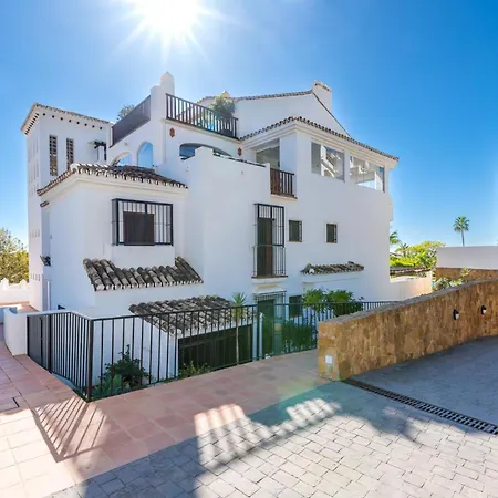 San Antonio - With Pool Views Near Pueblo Apartamento