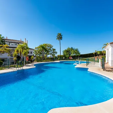 San Antonio - With Pool Views Near Pueblo Apartamento *